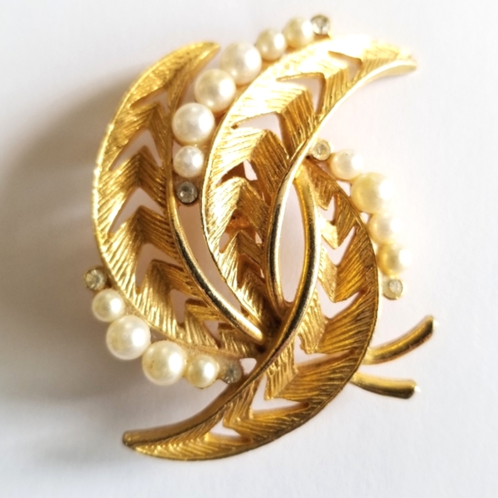 Vintage leaves brooch white faux pearls gold tone metal leaf